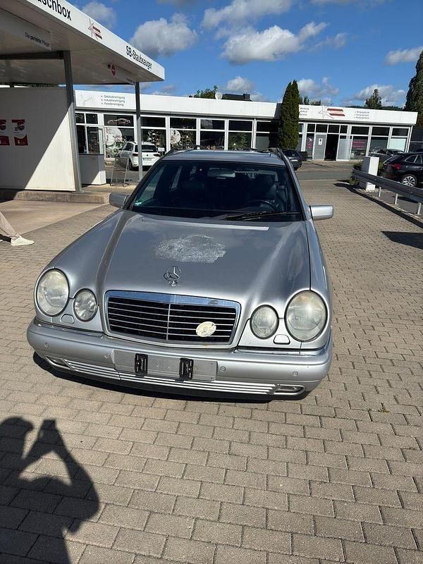 Silber Gebraucht 1999 Mercedes E320 Kombi | 4.000 € (Fairer Preis) - Bild 1/4