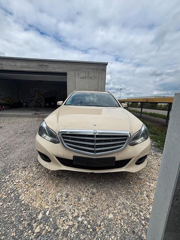 Gelb Gebraucht 2015 Mercedes E200 Kombi | 2.800 € - Bild 1/4