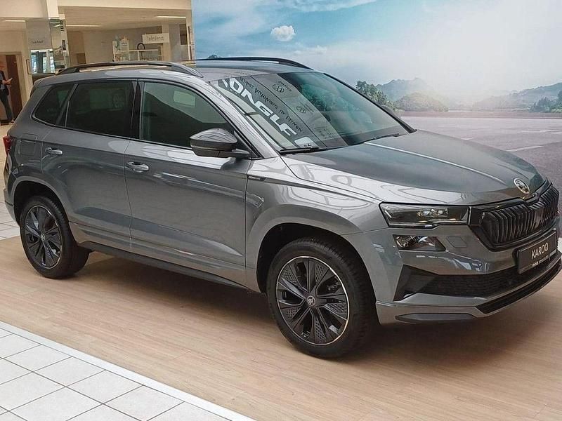 Graphite grau Neu 2025 Skoda Karoq SportLine SUV | 35.950 € (Fairer Preis) - Bild 1/4