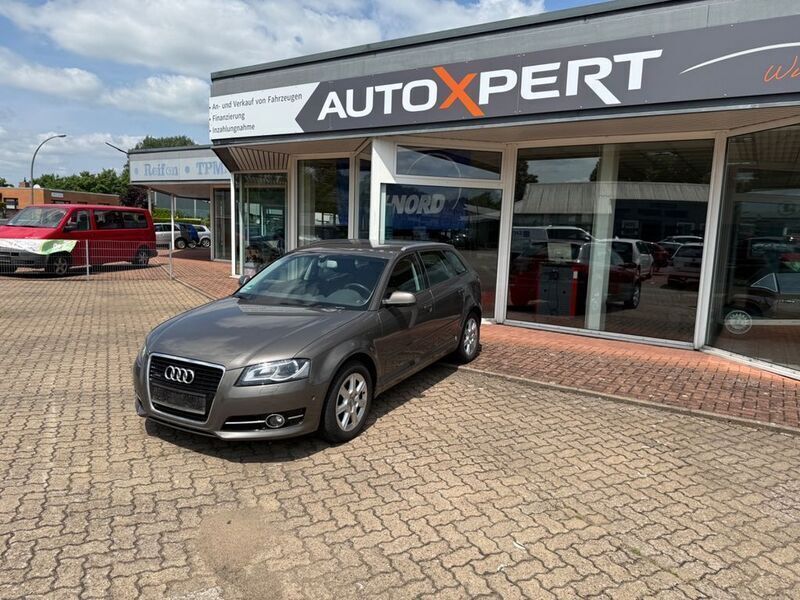 Grau Gebraucht 2011 Audi A3 Ambiente Limousine | 9.999 € (Teuer) - Bild 1/4