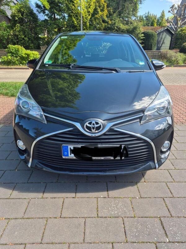 Schwarz Gebraucht 2015 Toyota Yaris Comfort Kleinwagen | 9.990 € (Fairer Preis) - Bild 1/4