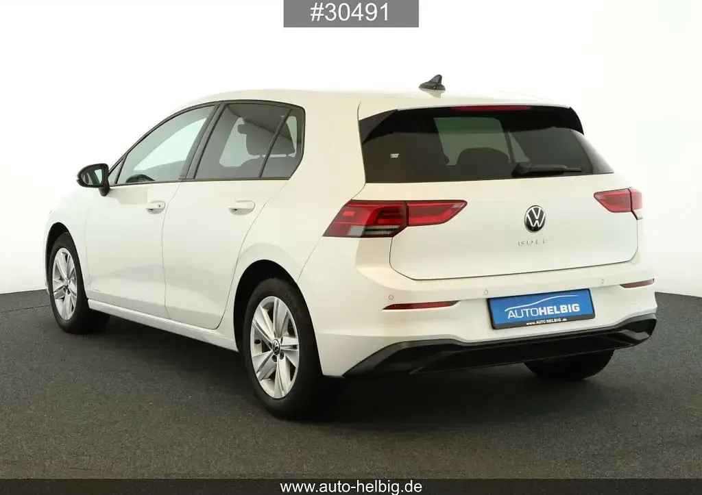 Second-hand VW Golf VIII Life 150 CP (110 kW) 2023 Alb Berlinǎ