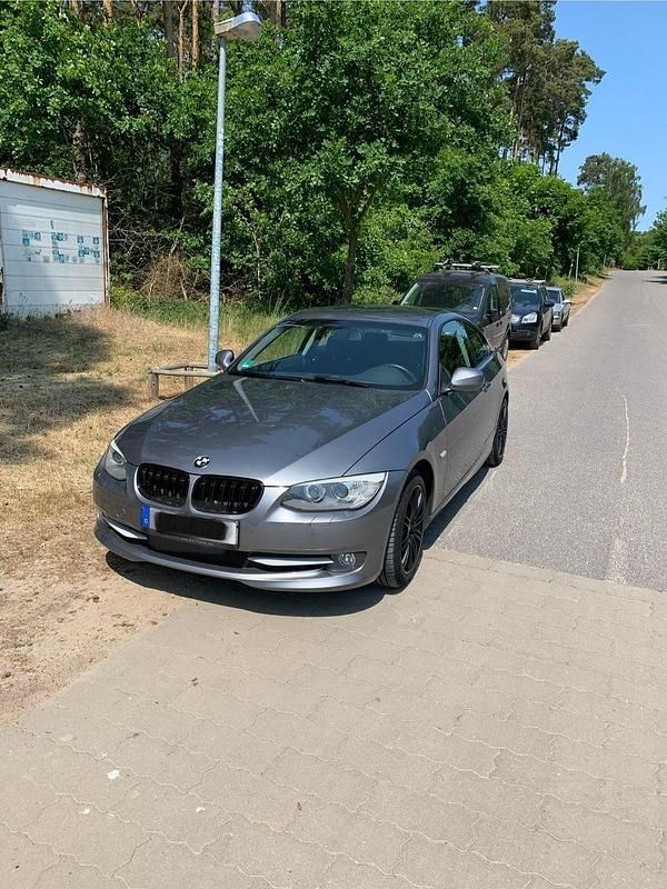 Grau Gebraucht 2012 BMW 320 Coupé | 13.950 € (Teuer) - Bild 1/4