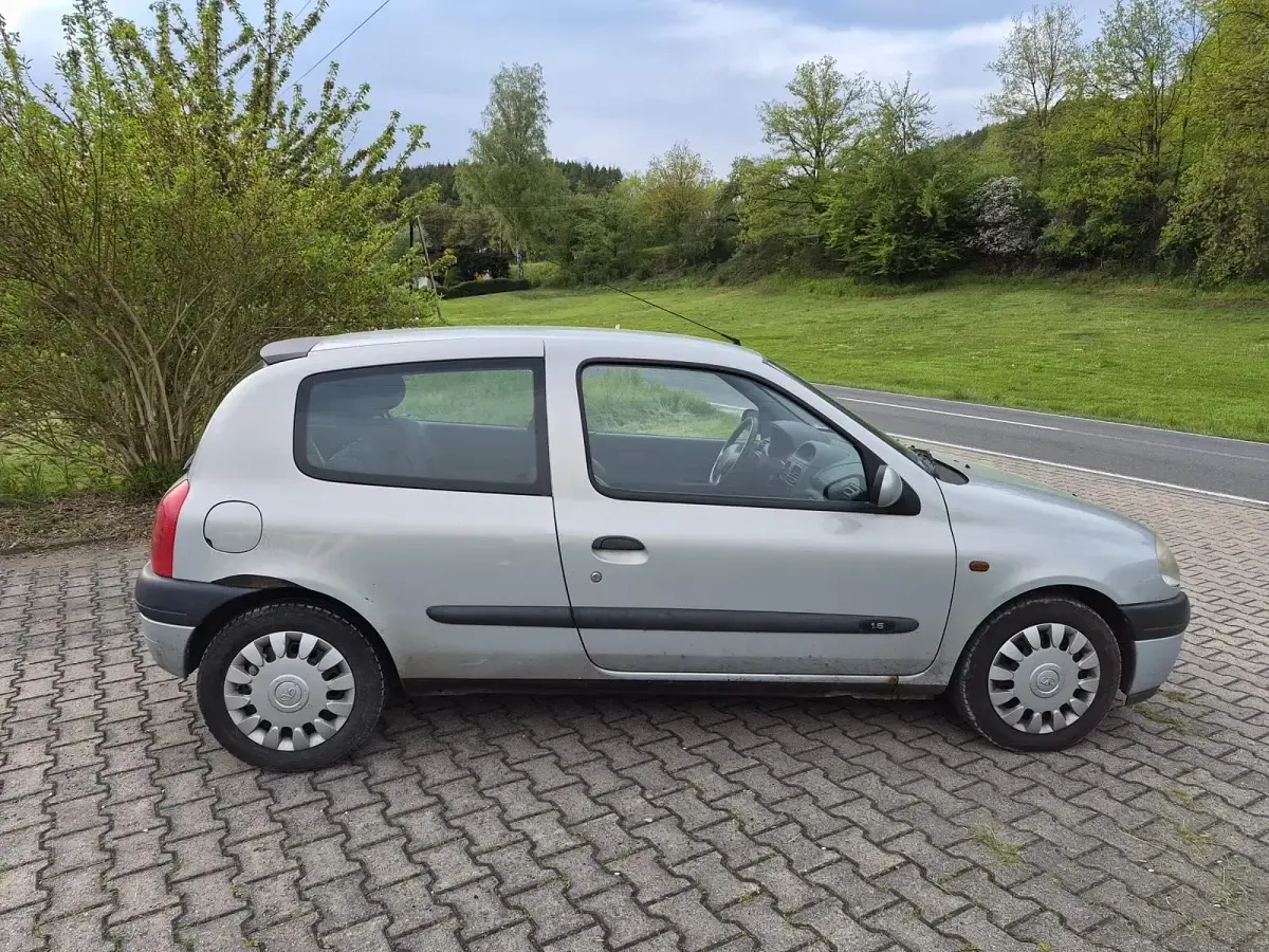 Gebraucht Renault Clio II 105 PS (77 kW) 2000 Silber Kleinwagen