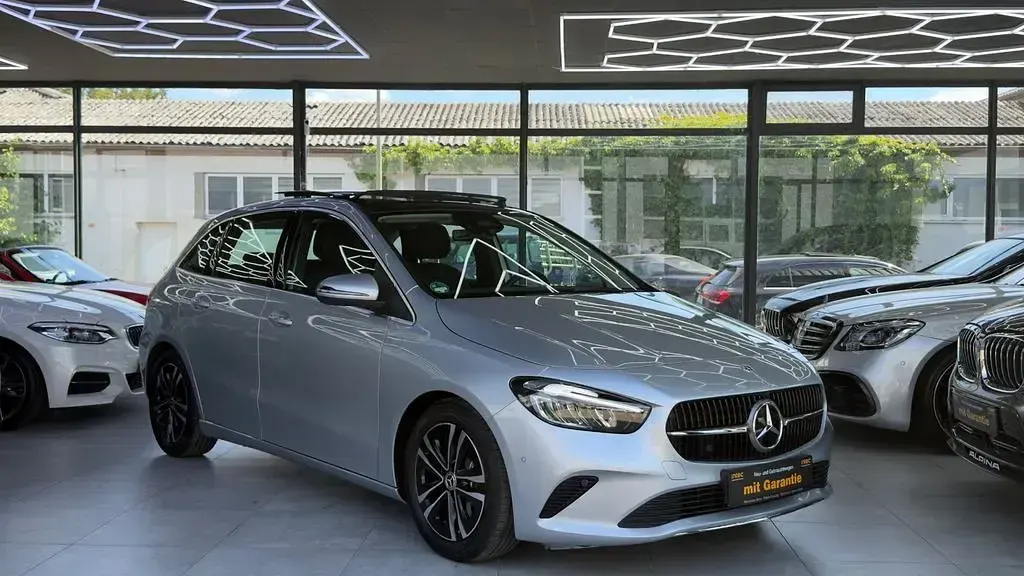 Gebraucht Mercedes B200 163 PS (119 kW) 2024 Silber Kleinwagen