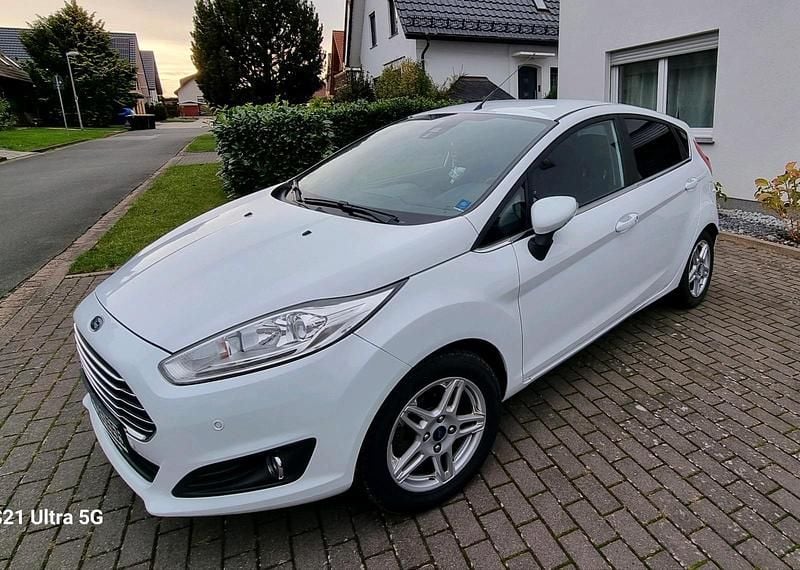 Weiß Gebraucht 2015 Ford Fiesta Kleinwagen | 6.000 € (Fairer Preis) - Bild 1/4