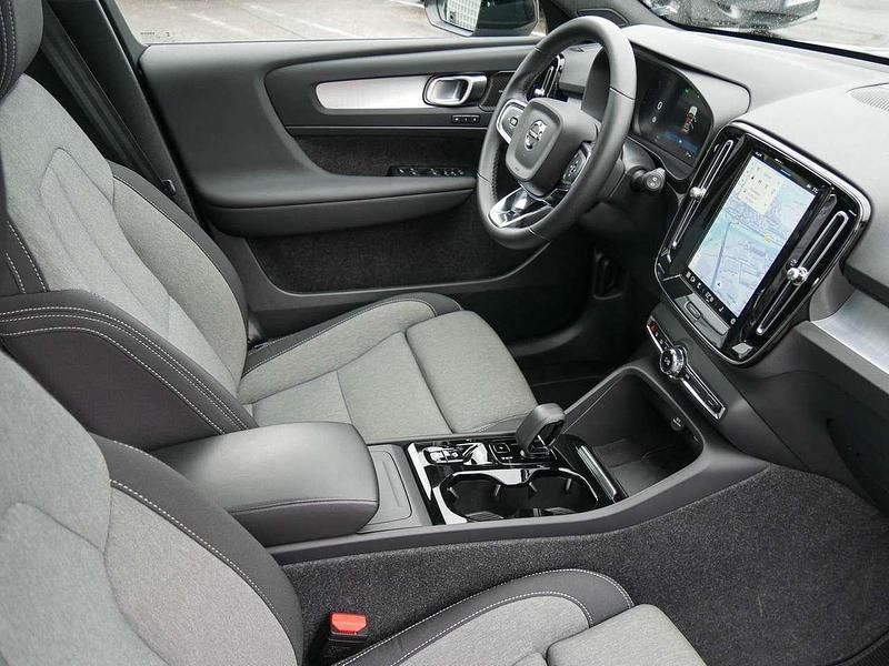 Gebraucht Volvo XC40 Plus 163 PS (119 kW) 2024 Sage green / metallic SUV