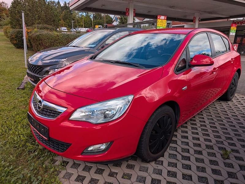 Rot Gebraucht 2010 Opel Astra Edition Limousine | 6.999 € (Teuer) - Bild 1/4