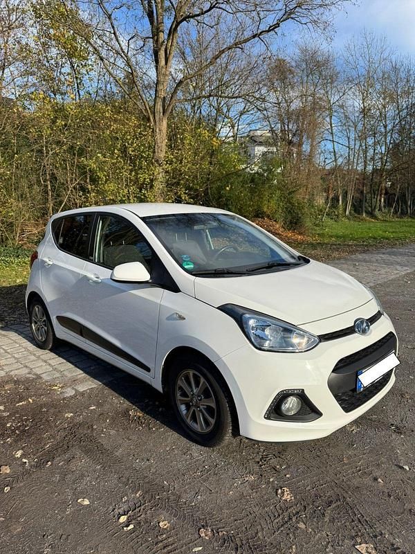 Weiß Gebraucht 2016 Hyundai i10 Passion Kleinwagen | 4.990 € (Superpreis) - Bild 1/4