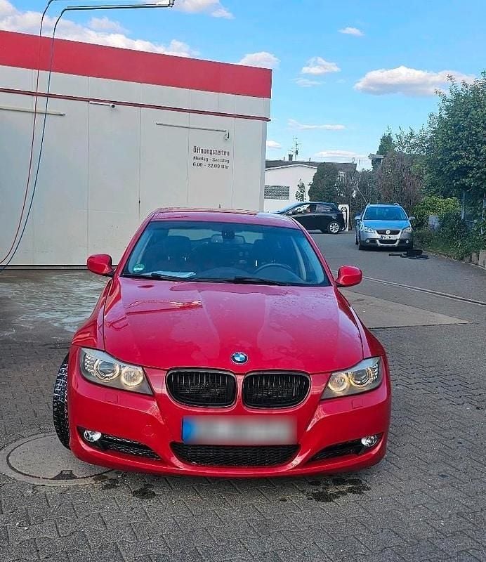Rot Gebraucht 2009 BMW 320 Kombi | 8.200 € - Bild 1/4
