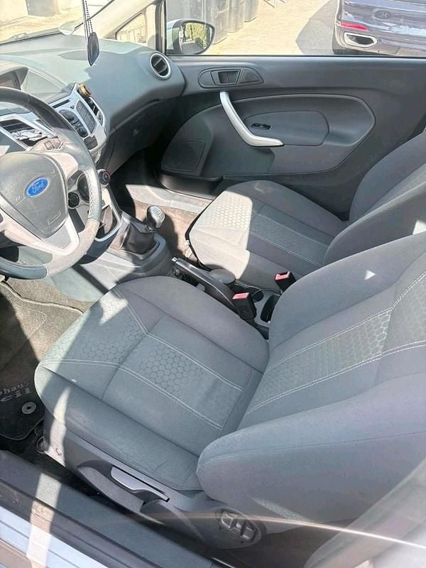 Gebraucht Ford Fiesta 82 PS (60 kW) 2010 Silber Kleinwagen