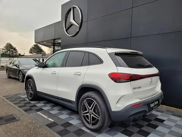 Gebraucht Mercedes EQA250 AMG 139 kW (190 PS) 2022 Polarweiß SUV