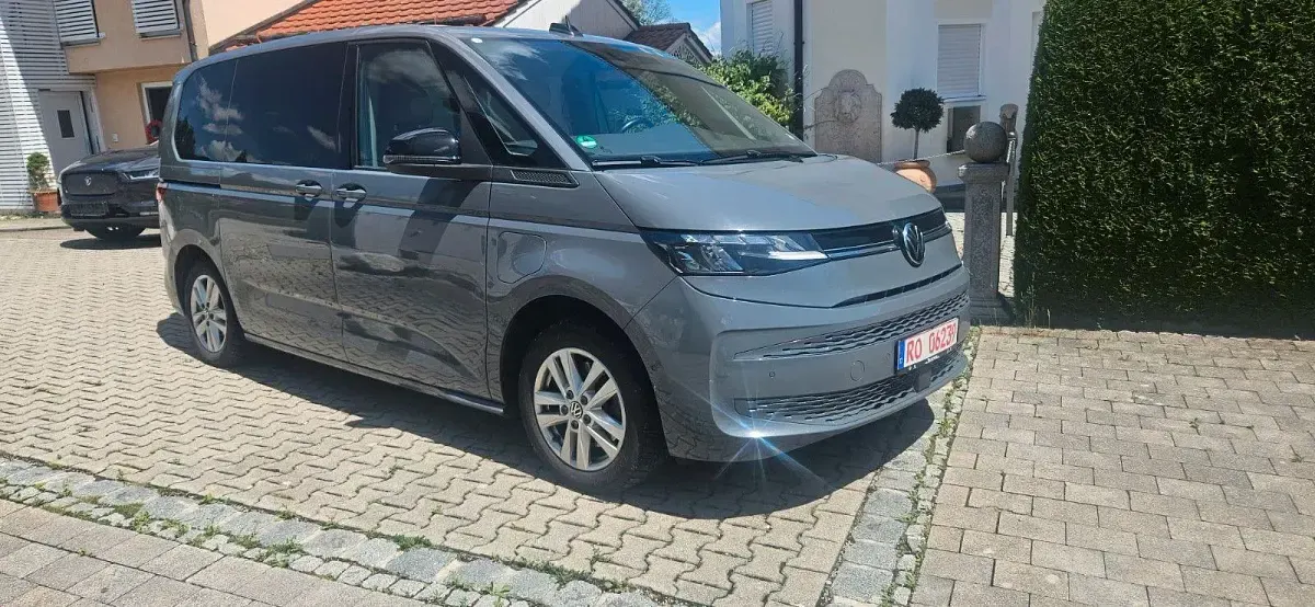 Gebraucht VW Multivan Life 218 PS (160 kW) 2022 Pure grey Van / Kleinbus