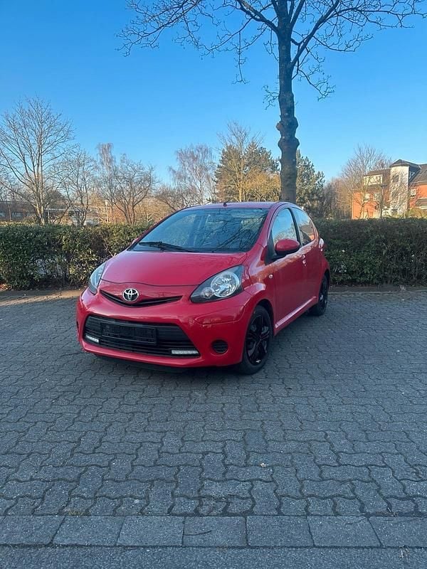 Gebraucht Toyota Aygo 68 PS (50 kW) 2012 Rot Kleinwagen