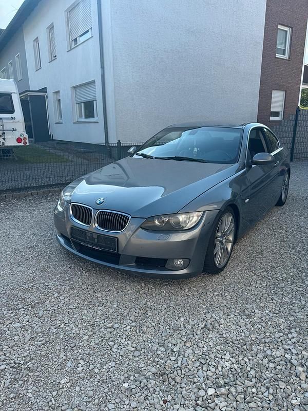 Grau Gebraucht 2009 BMW 330 Coupé | 7.200 € (Superpreis) - Bild 1/4
