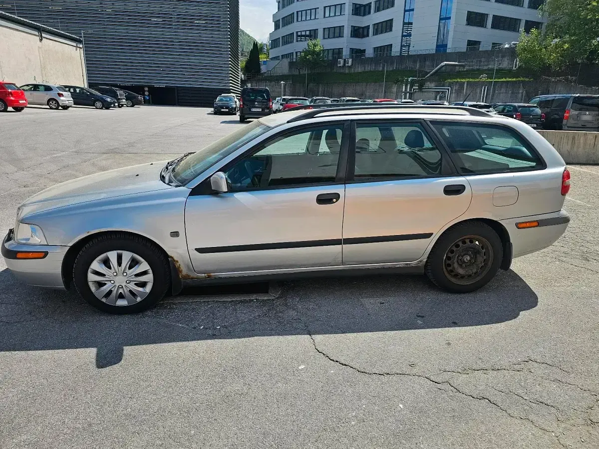 Second-hand Volvo V40 122 CP (89 kW) 2003 Argintiu Break
