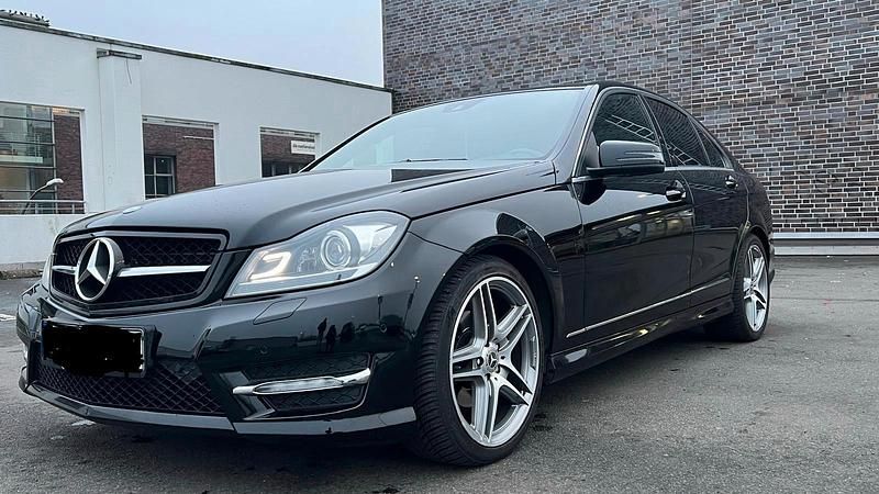 Schwarz Gebraucht 2012 Mercedes C250 AMG line Limousine | 12.000 € (Fairer Preis) - Bild 1/4