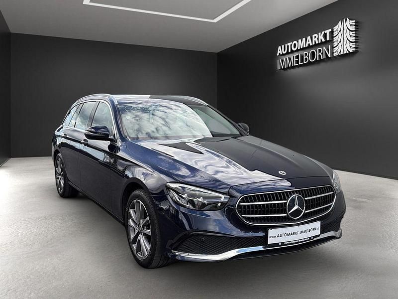 Blau (metallic) Gebraucht 2022 Mercedes E200 Kombi | 33.980 € (Fairer Preis) - Bild 1/4
