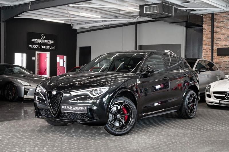 Schwarz Gebraucht 2021 Alfa Romeo Stelvio Quadrifoglio SUV | 55.990 € (Etwas zu teuer) - Bild 1/4