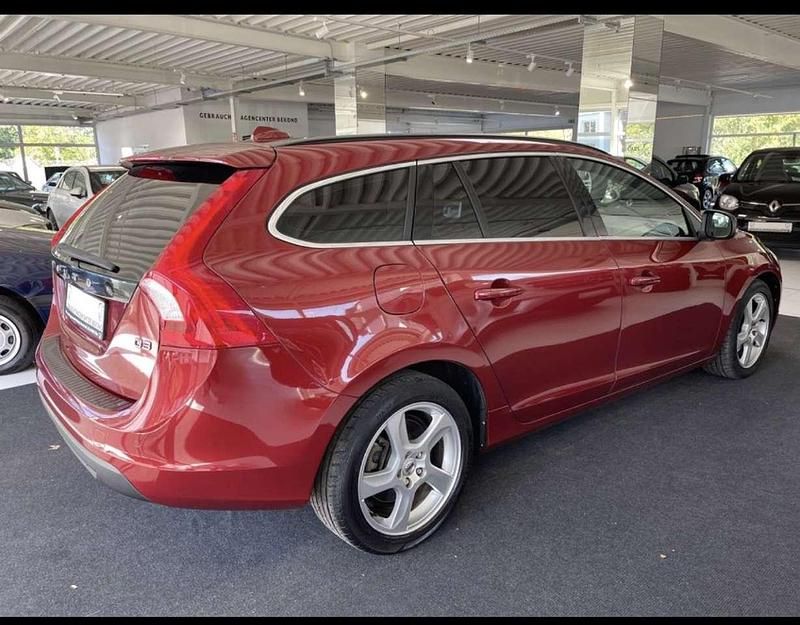 Gebraucht Volvo V60 Momentum 163 PS (119 kW) 2011 Rot Kombi