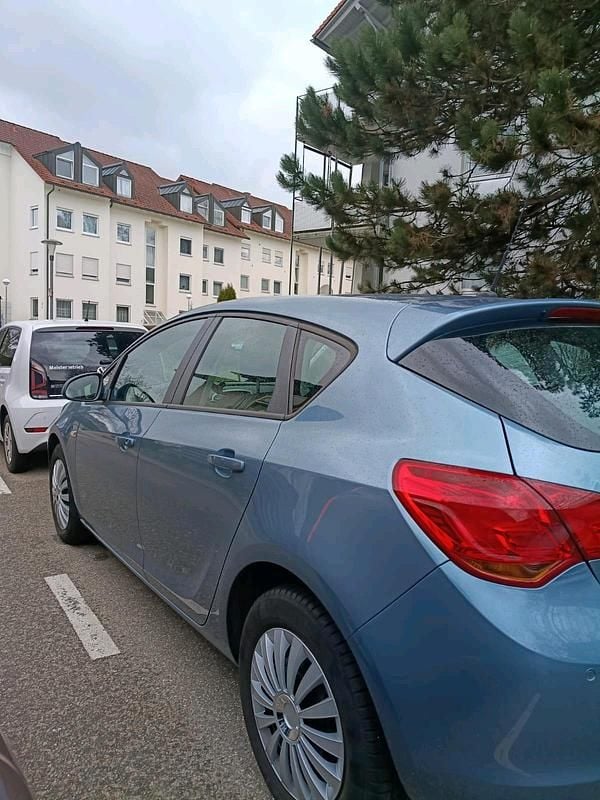 Usata Opel Astra 116 CV (85 kW) 2012 Blu Berlina