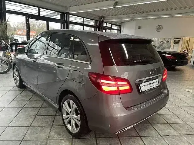Gebraucht Mercedes B200 Urban 136 PS (100 kW) 2015 Grau Kleinwagen