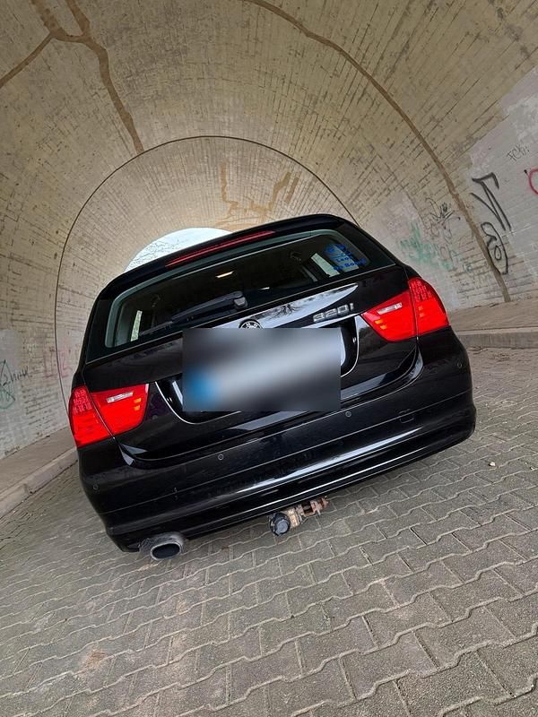 Gebraucht BMW 320 170 PS (125 kW) 2011 Schwarz Kombi