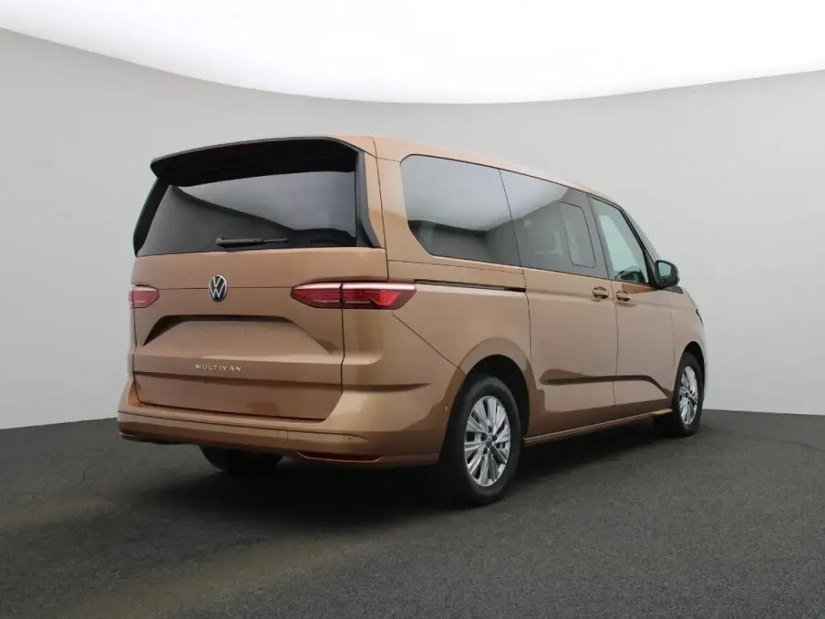 Używany VW Multivan Life 150 KM (110 kW) 2024 Złoty Minivan