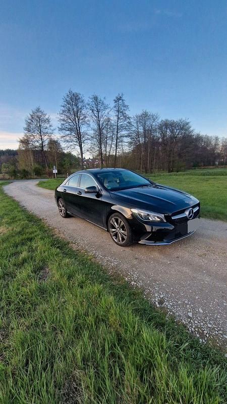 Schwarz Gebraucht 2017 Mercedes CLA180 Limousine | 12.490 € (Fairer Preis) - Bild 1/4