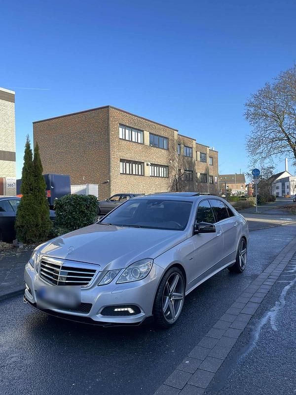 Gebraucht Mercedes E350 231 PS (169 kW) 2025 Silber Limousine