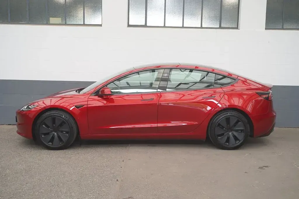 Gebraucht Tesla Model 3 Standard Range 208 kW (283 PS) 2024 Rot Limousine