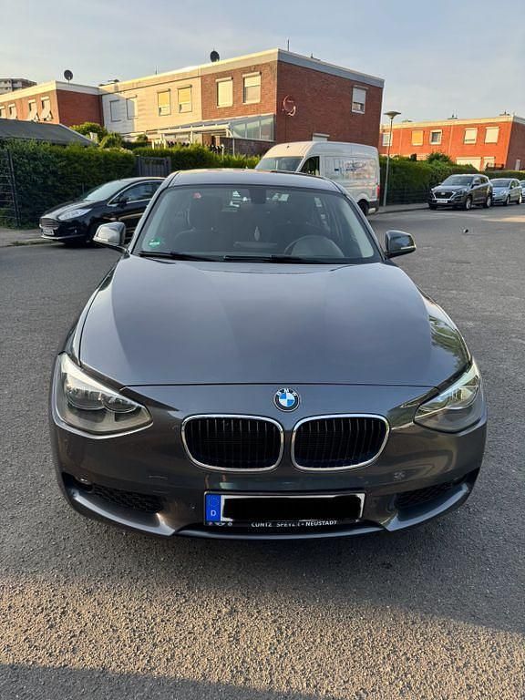 Grau Gebraucht 2013 BMW 118 Urban Line Kleinwagen | 9.700 € (Fairer Preis) - Bild 1/4