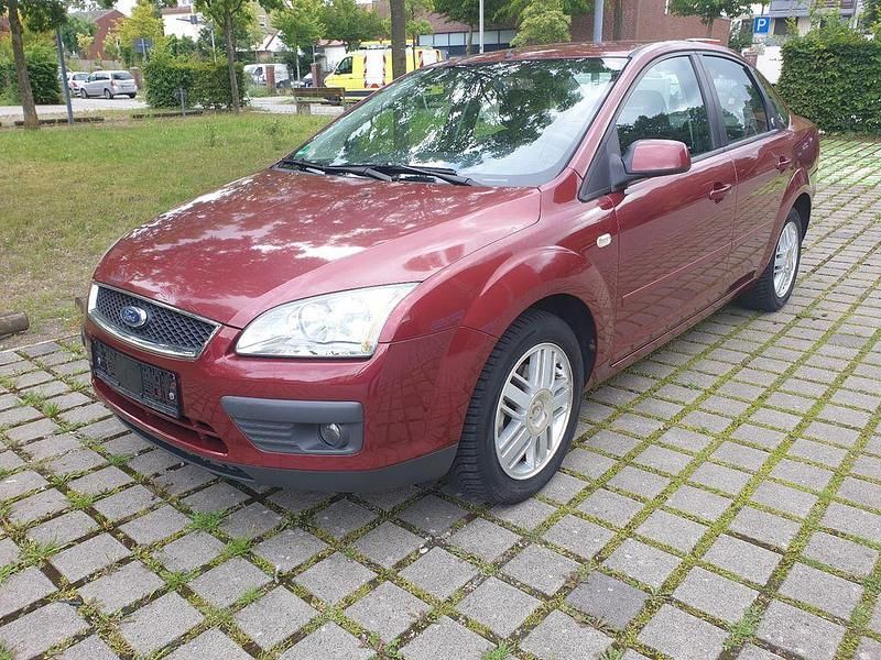 Rot Gebraucht 2005 Ford Focus Ghia Limousine | 2.750 € (Fairer Preis) - Bild 1/4