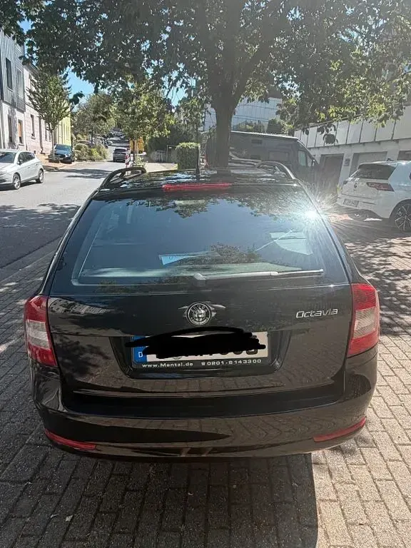 Gebraucht Skoda Octavia Fun 105 PS (77 kW) 2012 Schwarz Kombi