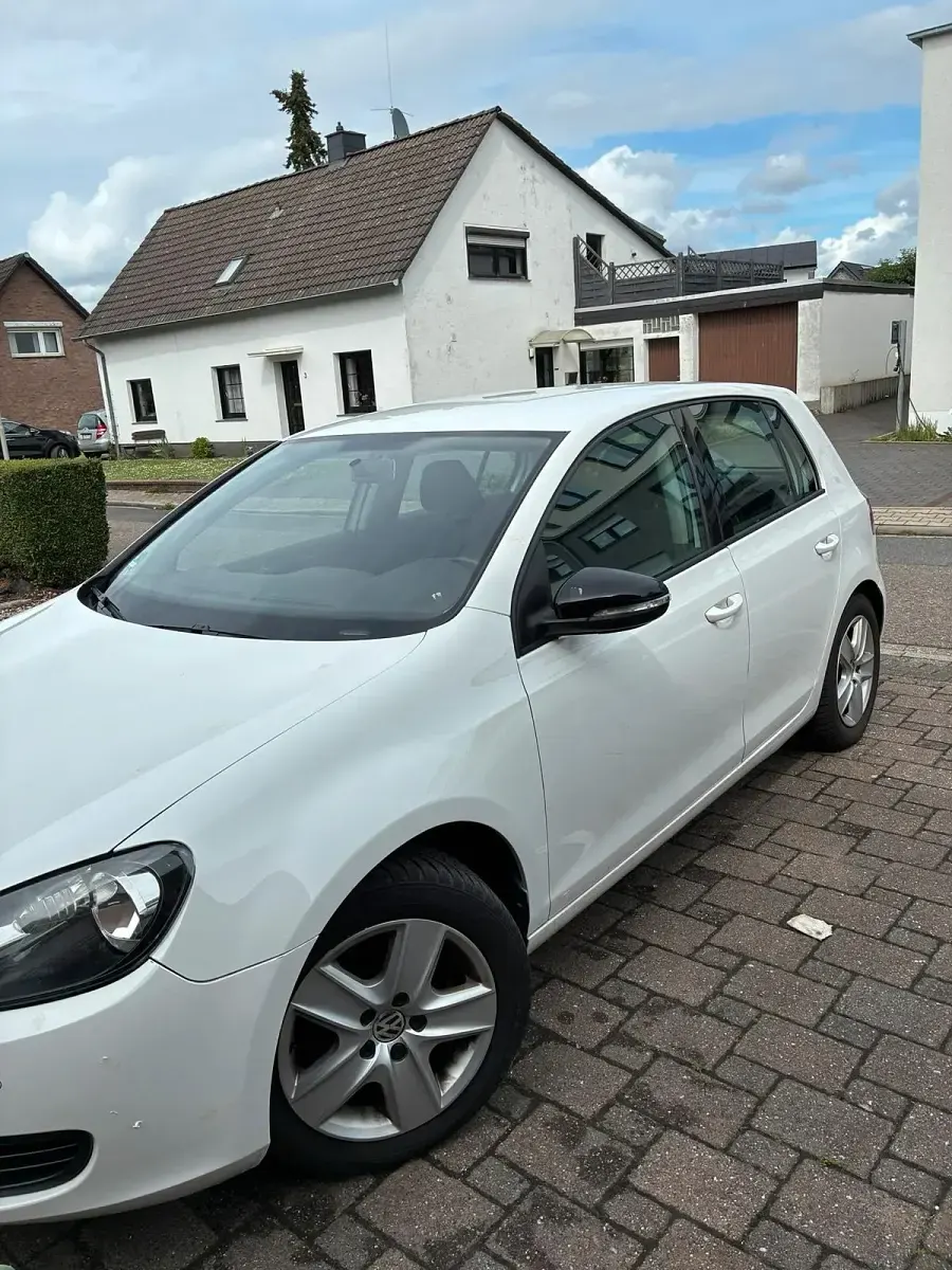 Gebraucht VW Golf VI 105 PS (77 kW) 2010 Weiß Kleinwagen