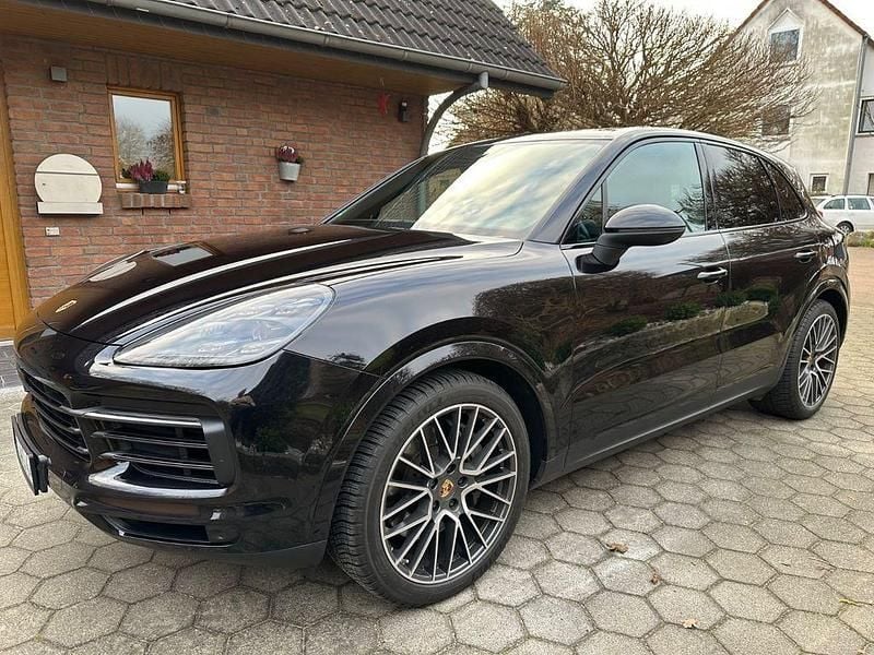 Schwarz Gebraucht 2018 Porsche Cayenne S Chrono SUV | 59.700 € (Etwas zu teuer) - Bild 1/4
