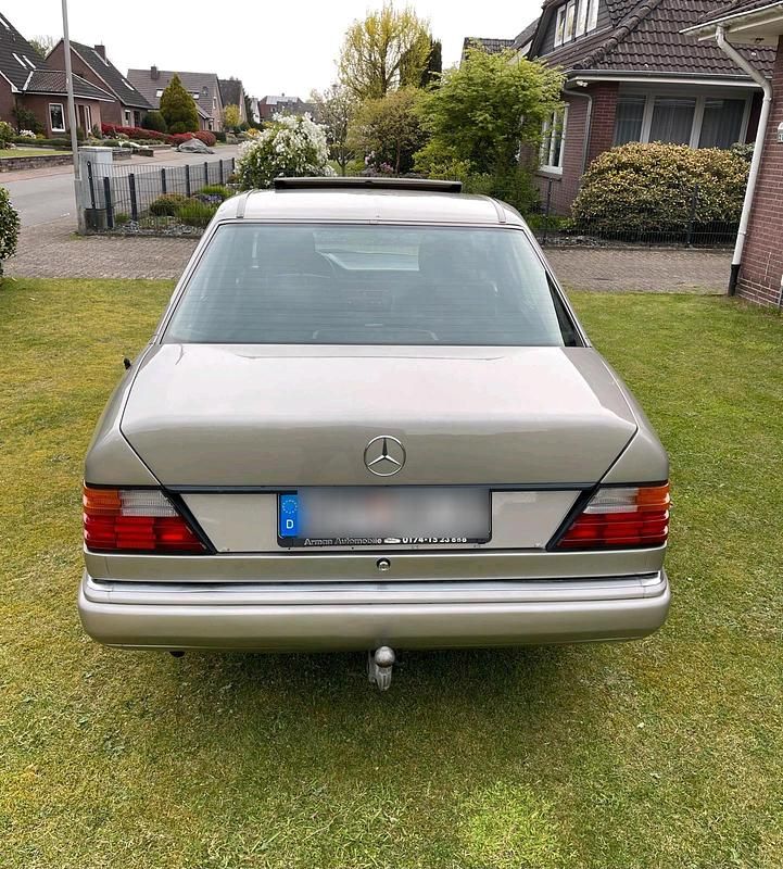 Gebraucht Mercedes E230 132 PS (97 kW) 1992 Braun Limousine