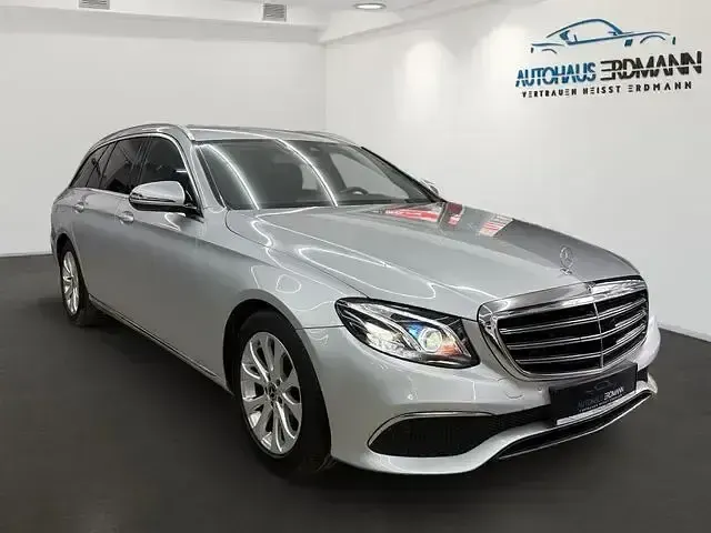 Usado Mercedes E220 Exclusive 194 CV (142 kW) 2018 Plateado Berlina