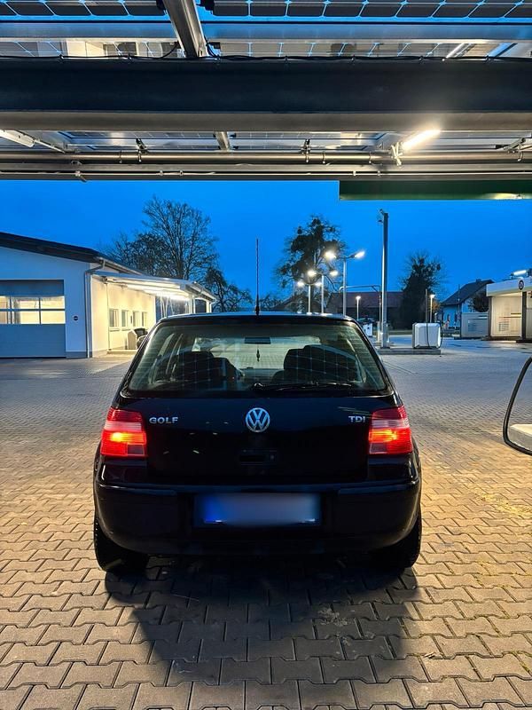Schwarz Gebraucht 2002 VW Golf IV Kleinwagen | 2.000 € (Etwas zu teuer) - Bild 1/4