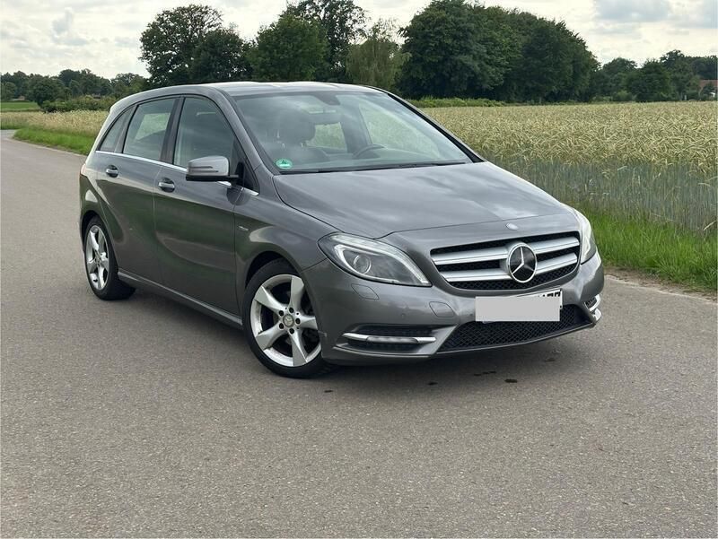 Grau Gebraucht 2012 Mercedes B180 Sport Van / Kleinbus | 3.550 € - Bild 1/4
