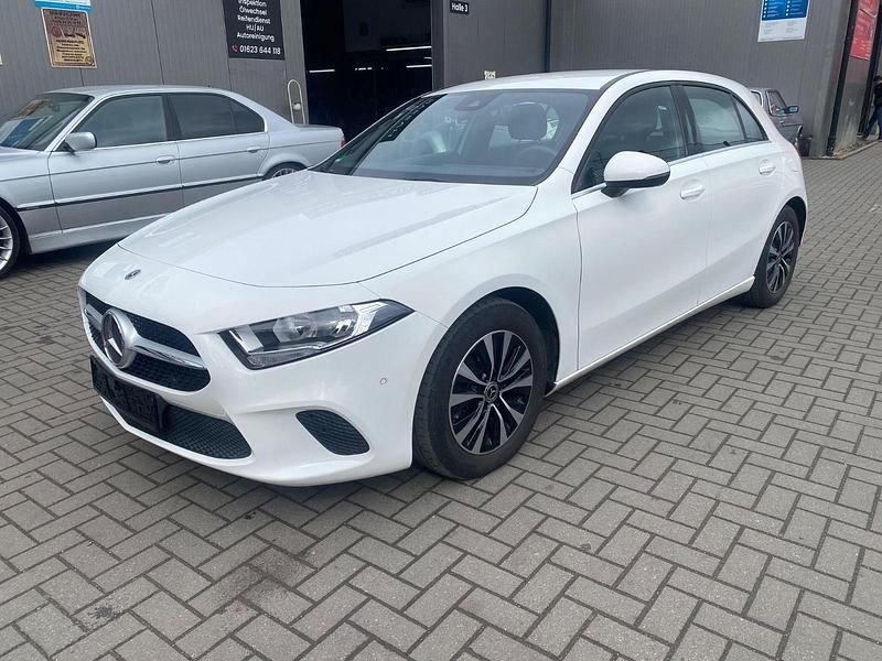 Gebraucht Mercedes A180 116 PS (85 kW) 2021 Weiß Limousine