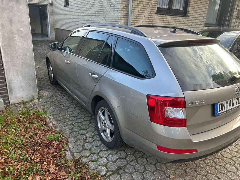 Beige Gebraucht 2015 Skoda Octavia Ambition Kombi | 6.100 € (Guter Preis) - Bild 1/4