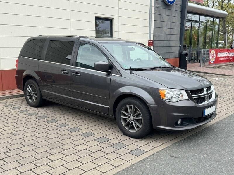 Grau Gebraucht 2017 Dodge Grand Caravan Van / Kleinbus | 13.900 € (Fairer Preis) - Bild 1/4