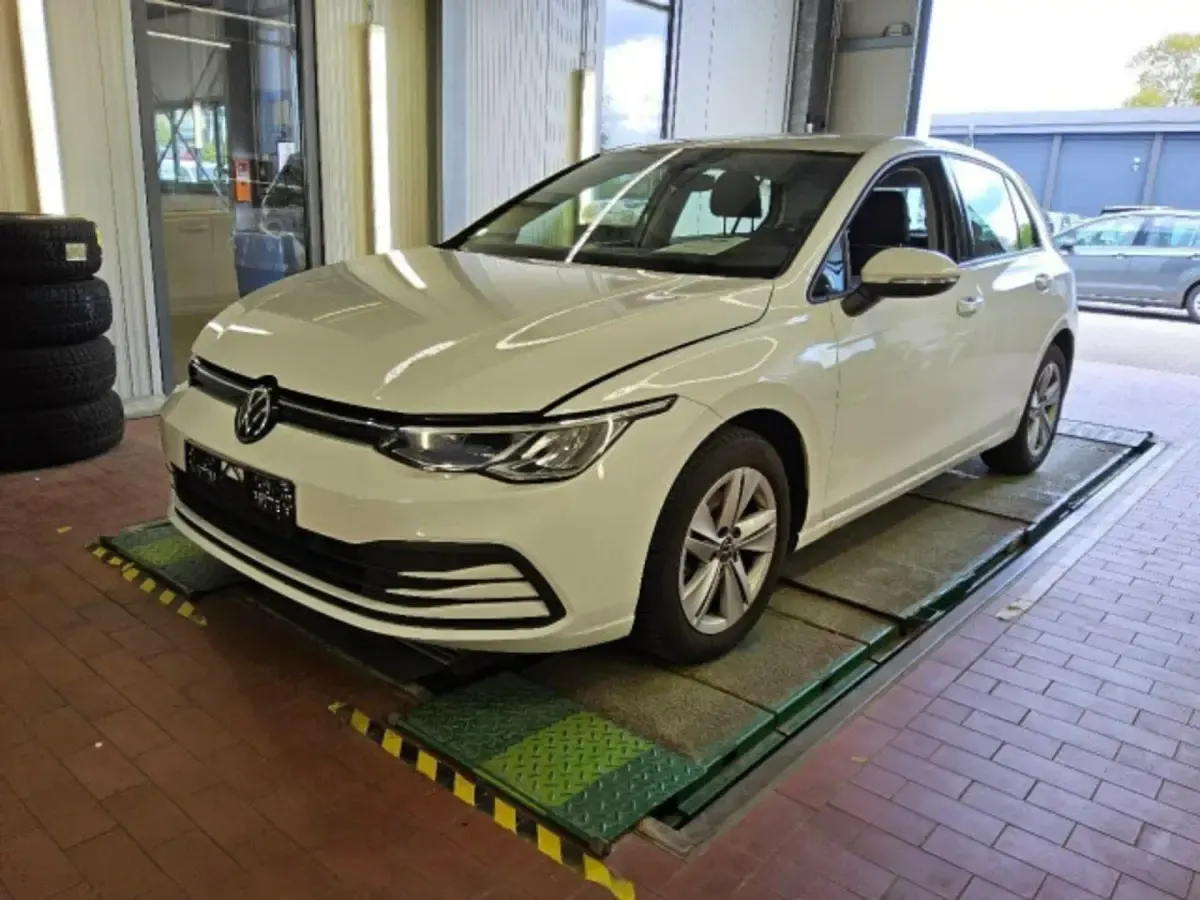 Gebraucht VW Golf VIII Life 150 PS (110 kW) 2023 Pure white Limousine