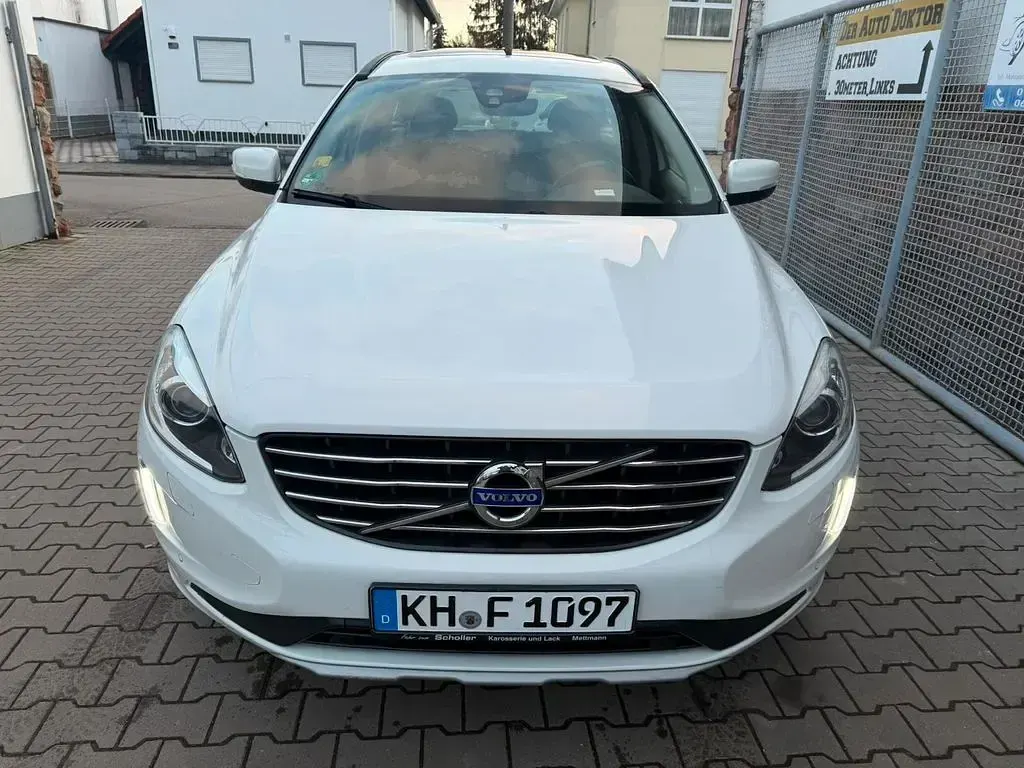 Gebraucht Volvo XC60 Momentum 190 PS (139 kW) 2016 Ice white SUV