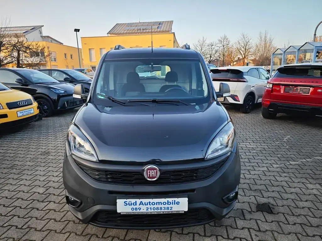 Gebraucht Fiat Doblò Trekking 95 PS (69 kW) 2020 Schwarz Van / Kleinbus