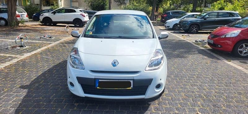 Weiß Gebraucht 2014 Renault Clio IV Collection Kleinwagen | 6.000 € (Fairer Preis) - Bild 1/4