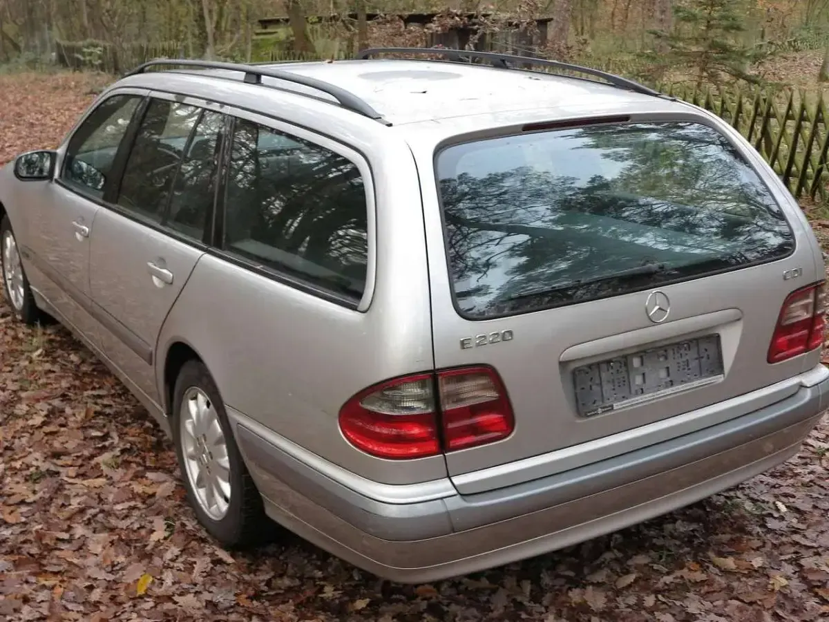 Gebraucht Mercedes E220 Classic 143 PS (105 kW) 2000 Silber Kombi