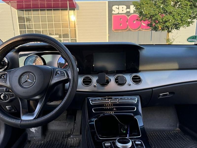 Gelb Gebraucht 2018 Mercedes E220 Limousine | 11.900 € (Fairer Preis) - Bild 1/4