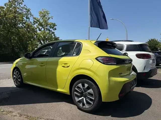 Gebraucht Peugeot 208 Active 101 PS (74 kW) 2024 Gelb Kleinwagen